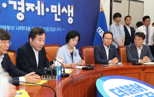 이낙연 국무총리가 20일 오전 국회에서 열린 고위당·정·청 회의에 참석해 발언하고 있다. 왼쪽부터 이춘석 더불어민주당 사무총장, 이낙연 총리, 추미애 더불어민주당 대표, 홍영표 더불어진당 원내대표, 장하성 청와대 정책실장.  연합뉴스